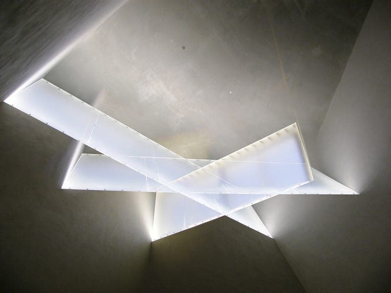 Cover Image for Turning gravity into light
